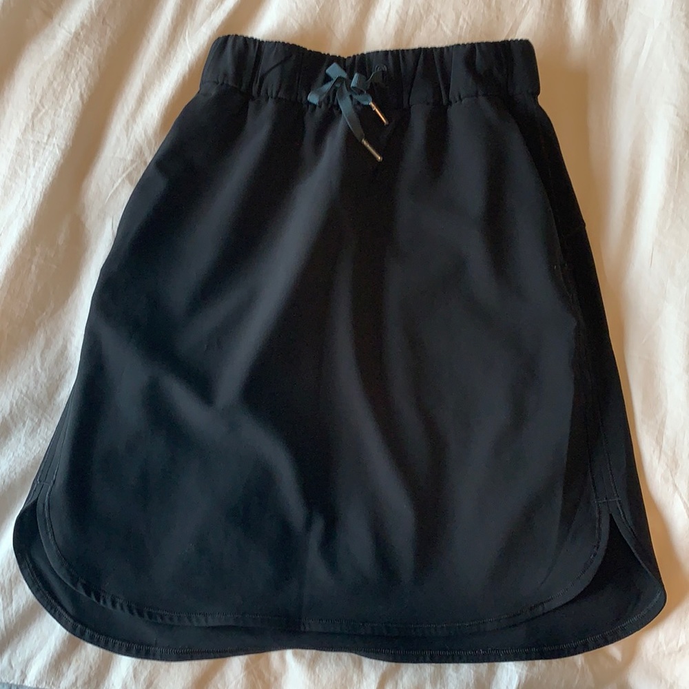 Lululemon on the fly skirt size 2 Black